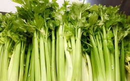 6 loại rau càng rẻ càng dễ bị phun thuốc