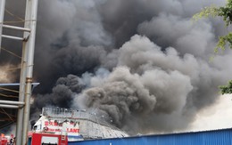 Hiện trường vụ cháy công ty da giày Hải Phòng, hàng chục người vẫn đang cứu hỏa