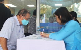 Người dân bị thu phí khi mua BHYT, BHXH TPHCM nói gì?