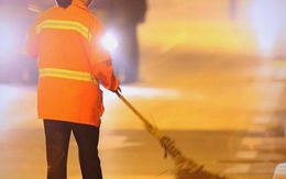 Đang quét đường lúc 3h sáng, cô lao công bỗng bật khóc giữa phố, lý do khiến MXH lặng người