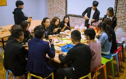 Họp lớp bị coi như người thừa, tôi lặng lẽ ngồi lại đến cuối và thứ nhận được là số tiền giá trị đến không ngờ