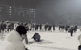 Cảnh tượng về đêm ở một trường đại học Bắc Kinh, nhiều người tò mò nhận xét: "Họ cũng làm như vậy ư?"