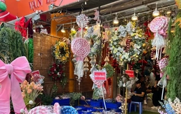 Đồ Noel giá 'sập sàn', nhân viên đội nắng ra đường đón khách vẫn không thấy