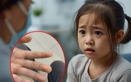 Bé gái được bố đưa đến khám vì ho hơn 2 năm không dứt, bác sĩ yêu cầu bé nhúng tay vào nước và kết quả vỡ òa