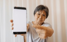 Ngân hàng báo tài khoản bị trộm 36 triệu, người phụ nữ làm theo hướng dẫn thì mất sạch tiền tiết kiệm, ngân hàng nói: “Chúng tôi không hoàn tiền”