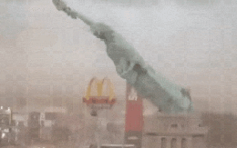 Tượng Nữ thần Tự do ở Brazil bị gió quật đổ