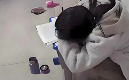 Học sinh phải nhập viện sau khi bị yêu cầu ra hành lang làm bài tập, phụ huynh tức giận đòi bồi thường hơn 350 triệu