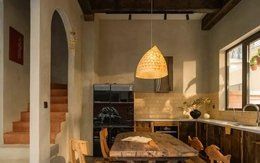 Nhà 'hang cá' 240m2 nổi bật với phong cách thô mộc và bảng màu cá tính