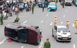 Ô tô lật nghiêng sau tai nạn liên hoàn, tài xế có biểu hiện lạ