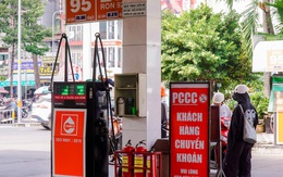 Nhiều cây xăng tại TPHCM đồng loạt nhận chuyển khoản