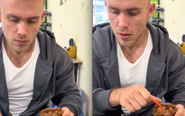 Nhìn khách Tây ăn bún chả, dân mạng Việt hết hồn vì "tưởng anh ấy vừa đi bốc vác về"