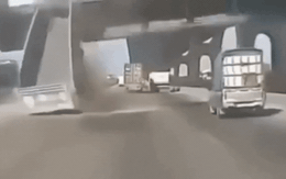 Thái Lan: Cầu đi bộ bất ngờ sập kinh hoàng, đè bẹp nhiều ô tô