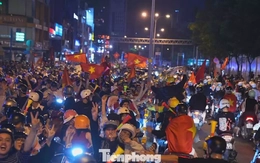 Khoảnh khắc biển người reo hò xuyên đêm