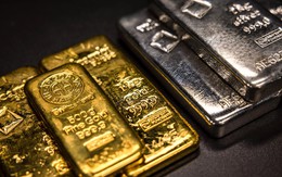 Giá bạc lập đỉnh lịch sử, vàng 'ăn theo'