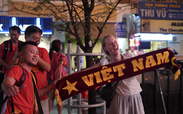 Ra mà xem khách Tây làm gì giữa lúc Việt Nam vô địch!