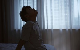 Không muốn nuôi dạy một đứa trẻ yếu đuối, tự ti, cha mẹ cần HẠN CHẾ làm 3 điều này