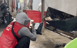 Đi ship hàng thấy khách ngủ không nỡ gọi, anh shipper có pha xử lý hút 1,5 triệu người xem