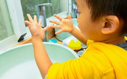 Phát hiện 96 loại độc tố ẩn chứa trong cơ thể 1 đứa trẻ, bác sĩ cảnh báo: Tránh xa 3 loại nhựa này