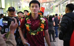 "Người hùng" U22 Việt Nam Thanh Nhàn về nước trong vòng tay người hâm mộ: "Đông quá ạ, thật sự rất tuyệt vời"