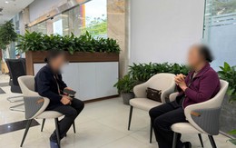 Nhân viên ngân hàng tạm dừng giao dịch chuyển tiền của 2 người phụ nữ lớn tuổi, sau đó mời công an tới làm việc