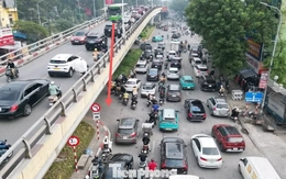 Hà Nội: Một đoạn đường chưa đầy 500 mét 'gánh' hai điểm nóng ùn tắc