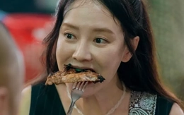 Bắt gặp minh tinh Hàn Quốc ăn trứng vịt lộn, thịt nướng trên đường phố Đà Nẵng