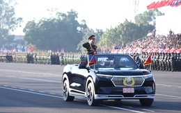 Xe điện Việt Nam nổi bật tại lễ diễu binh, diễu hành kỷ niệm Quốc khánh Lào