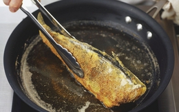 Rán cá đừng chỉ cho mỗi dầu: Thêm 3 thứ này vào chảo, đảm bảo cá vàng giòn đẹp mắt, không lo bắn dầu
