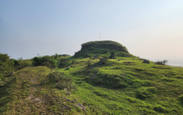 Ngọn núi ở Nghệ An cao chỉ hơn 100m, du khách nhận xét cảnh như nước ngoài, trên đỉnh có di tích đặc biệt