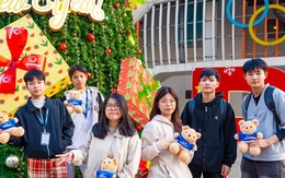 Xếp hàng xuyên đêm check-in cây thông Noel cao bằng tòa nhà 3 tầng ở Hà Nội