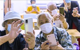 Người cao tuổi 'nghiện' smartphone và những ảnh hưởng âm thầm