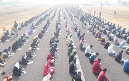 8.000 người ngồi trên đường băng làm bài thi, giám thị dùng UAV chống gian lận