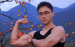 Bí thư thôn sinh năm 1997 tại Trung Quốc mặc áo ba lỗ quảng bá nông sản địa phương: Bán "cháy hàng", 20 triệu người xem