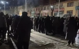 Cậu bé mất tích giữa đêm đông, gia đình nhờ 200 hàng xóm đi kiếm: Câu đầu tiên em nói sau khi được tìm ra khiến ai cũng sững người