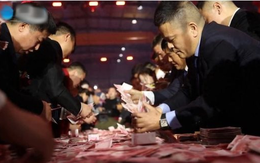 Chủ tịch tập đoàn nghìn tỷ phát 375 tỷ đồng tiền mặt thưởng Tết, đếm bao nhiêu được bấy nhiêu, có năm đãi lẩu 10 ngày liền