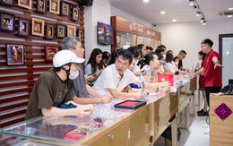 'Cơn sốt trắng' trên thị trường: nhà đầu tư bạc lãi gấp đôi, chuyên gia cảnh báo về hiệu ứng FOMO