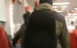 “Ông già Noel” cướp siêu thị giữa đêm