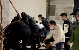 Cháy chợ Xanh Định Công: Người dân hợp sức nâng cửa cuốn cứu nhiều người mắc kẹt