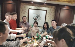 Shipper mở tiệc tân gia mời cả công ty, đến nơi tất cả chết lặng