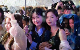 Hàng nghìn người đổ về Trường ĐH Thăng Long chỉ trong một buổi tối