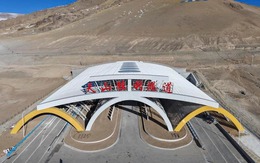 Khoan xuyên núi hơn 22 km, Trung Quốc sắp thông xe đường hầm cao tốc dài nhất thế giới