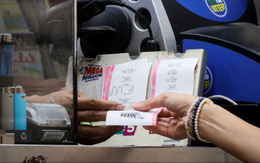 Vừa trúng số độc đắc, cậu sinh viên nghèo lập tức chuyển khoản cho 3 người: Quyết định mà 25 năm sau vẫn nhớ mãi không quên