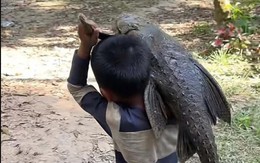 Cậu bé 5 tuổi gồng mình vác con "thủy quái" nặng trĩu đi khắp làng, ai nhìn cũng giật mình