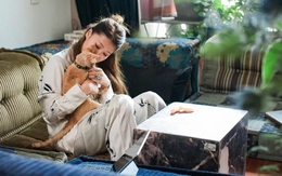 Nữ giám đốc độc thân sống trong căn hộ 90m2, thuê thêm căn 35m2 mở quầy bar mini mời hàng xóm đến xập xình