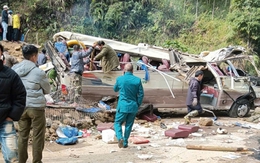 Hiện trường vụ lật xe khách chở đoàn giáo viên đi thiện nguyện khiến 9 người tử vong