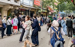 2 hàng quán đang khiến phố cổ Hà Nội đông nghịt, khách Tây khách Việt xếp hàng rồng rắn