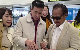 Danh ca Chế Linh ra Hà Nội, khán giả ùa tới sân bay đón