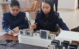 Tạm giữ hàng chục chiếc iPhone cũ nhập lậu