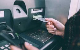 Phát hiện thủ đoạn hoàn toàn mới, điều khiển máy ATM tự động nhả tiền