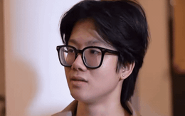 Cậu bé bị bỏ rơi trong rừng 19 năm trước gây bùng nổ khi xuất hiện trên sóng Vietnam Today